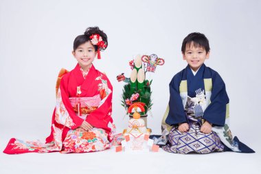 Beyaz arka planda izole edilmiş Japon erkek ve kız portresi