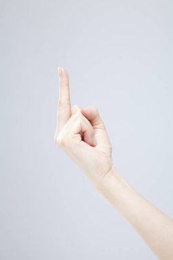 Beyaz arka planda el hareketi yapan kadınların yakın çekimi. 