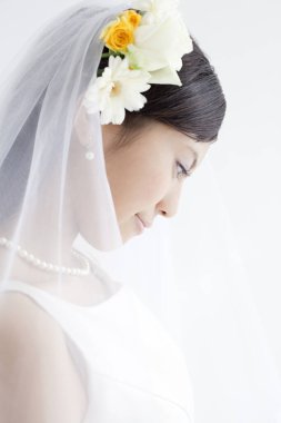 Muhteşem elbiseli güzel Japon gelininin portresi.