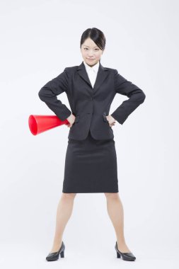 İzole edilmiş arka planda duran megafonlu Asyalı iş kadını. 