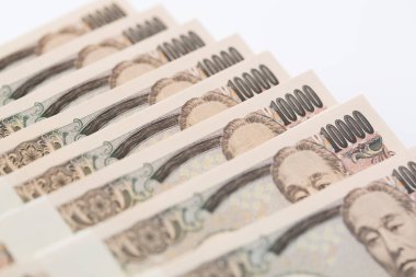 Beyaz arka planda yığınla Japon banknotları 