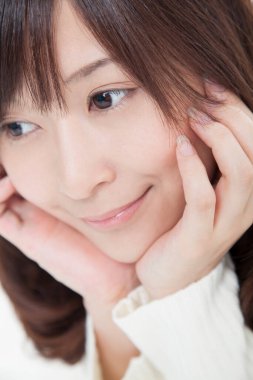 Beyaz arka planda elleri olan Asyalı bir kadın.