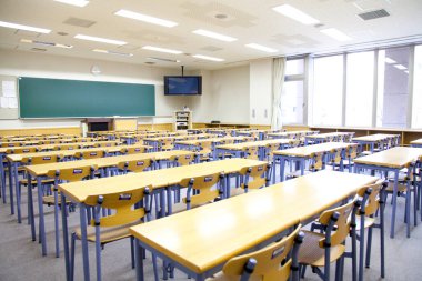 Sandalyeli boş okul sıralarının içi 