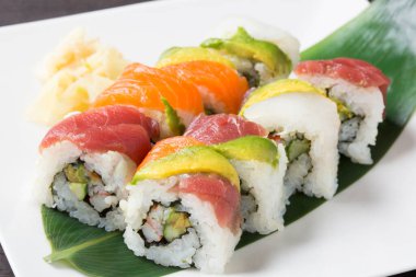 Geleneksel lezzetli suşi seti. Suşi menüsü. Japon mutfağı, restoran. Deniz ürünleri, Asya yemekleri.