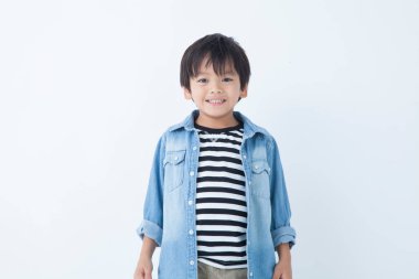 Sıradan giyinmiş Asyalı küçük çocuk.