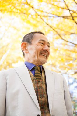 Autumn Park 'taki kıdemli Japon adam.