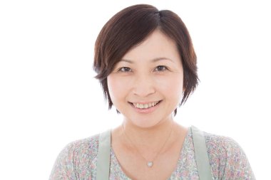 Stüdyoda gülümseyen Asyalı kadın.