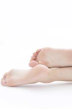 Beyaz arkaplanda kadın ayakları