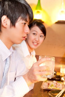 Asyalı çift restoranda öğle yemeği yiyor.