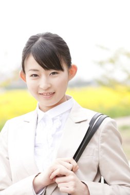 Parkta yürüyen Asyalı kadın portresi 