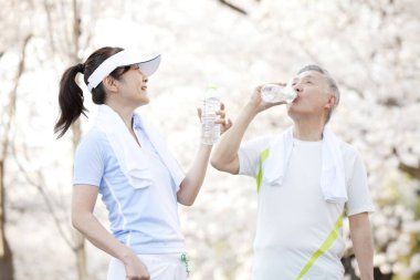 Parkta içme suyu içtikten sonra çift