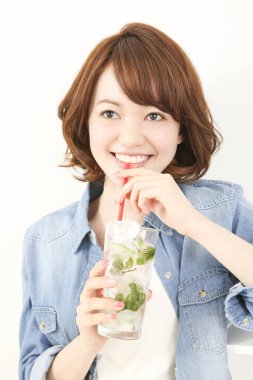 Güzel Japon kadın naneli ferahlatıcı soğuk içecek içiyor.