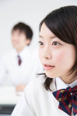 Genç Asyalı öğrenciler sınıfta.