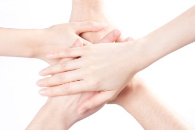 Beyaz arka planda el ele tutuşan insanların görüntüsünü kapat