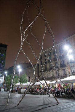 Şehir meydanında aydınlatılmış heykel