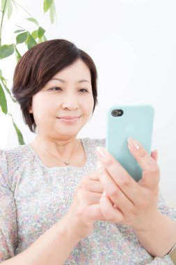 Asyalı kadın mobil akıllı telefon kullanma