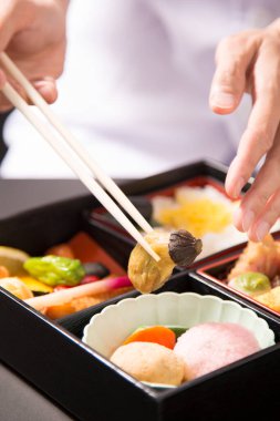 Bento 'dan yemek yiyen insan görüntüsü.