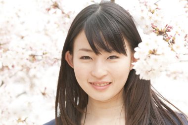 Kiraz çiçekli genç Asyalı kadın.