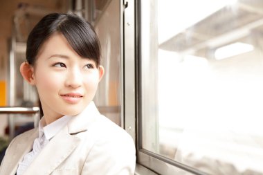 Trendeki Asyalı kadın. 