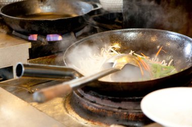 Sıcak tavada fırında kızartılmış sebzeler.