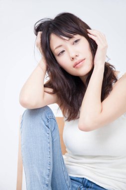 Beyaz arka plan üzerinde güzel genç Asyalı kadın portresi