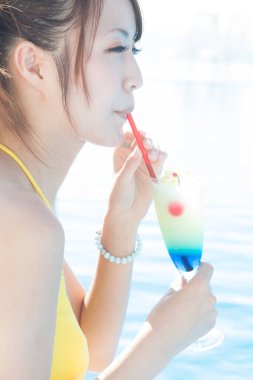 Asyalı kadın bilardo kokteyli içiyor.