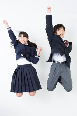 Beyaz arkaplanda zıplayan Asyalı genç öğrencilerin portresi