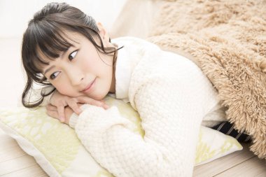 yerde yatarken genç Asyalı kadın