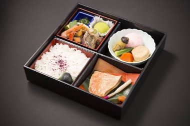 Bento 'da çeşitli lezzetli Asya yemekleri.