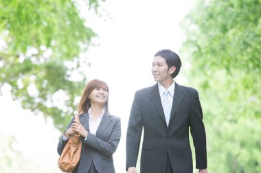 Genç iş adamları dışarıda yürüyor.