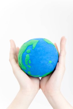 Dünya 'yı tutan eller beyazlar üzerinde izole..