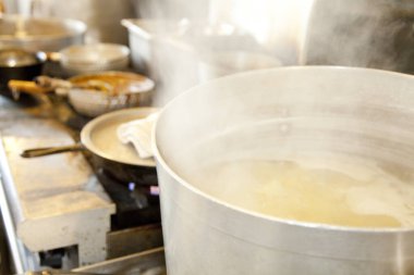 yakın çekim - restoranda pişirme işlemi