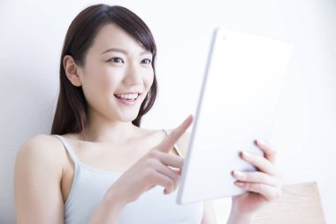 gülümseyen kadın Tablet PC'yi kullanma