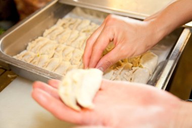 Şef mutfakta hamur köftesi pişiriyor. 