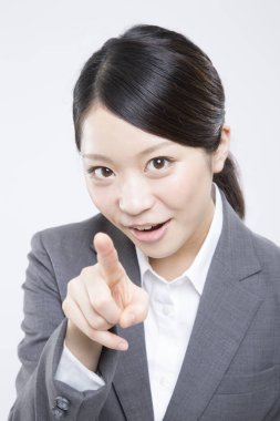 Genç Asyalı iş kadını seni işaret ediyor.