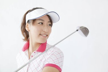 Asyalı genç bayan golfçü beyaz arka planda izole edilmiş. 