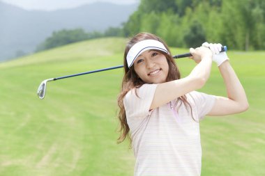 Asyalı kadın golf oynamak 