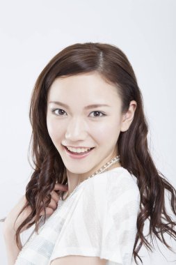 Gülümseyen genç bir kadın, stüdyo fotoğrafı. 