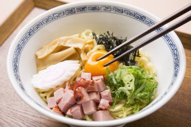 Japon erişteleri beyaz kasede servis edilir.