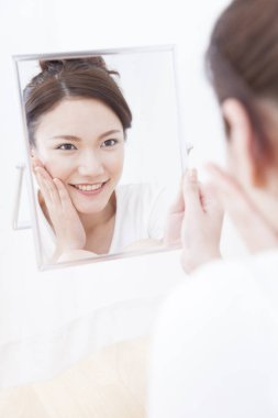 Sabahları aynaya bakan kadın.