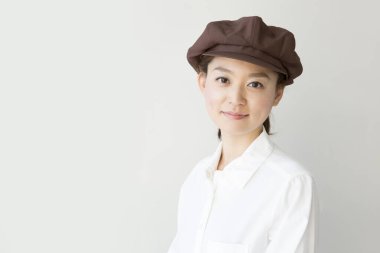 Kahverengi bereli güzel Japon garsonun portresi.