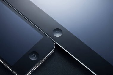 yakın plan - siyah arkaplanda modern akıllı telefonun görüntüsü