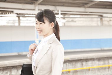 Tren istasyonunda duran Asyalı kadın.