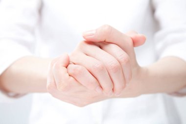 Beyaz arka planda hareket gösteren kadın ellerini kapat