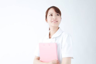 Beyaz cüppeli güzel Japon hemşirenin stüdyo portresi. Beyaz arka planda izole edilmiş neşeli bir doktor. 