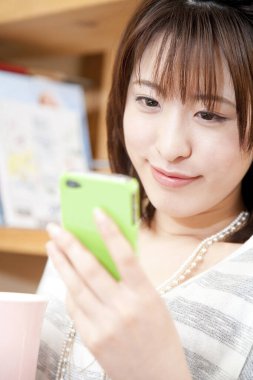 Asyalı kadın ile hareket eden telefon