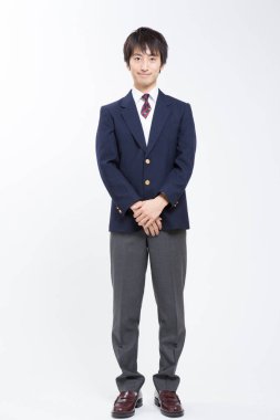 Beyaz arka planda resmi olarak genç Asyalı iş adamı 