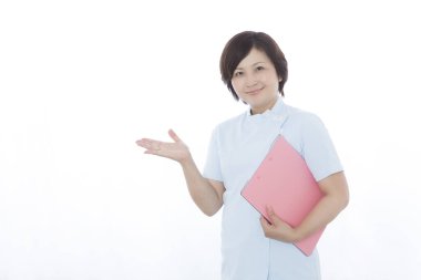 Genç Asyalı hemşirenin stüdyo resmi. 