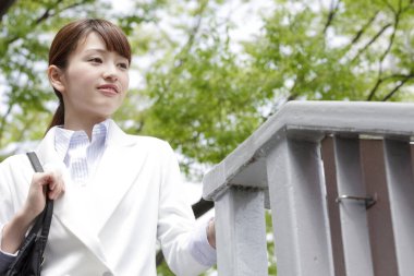 İş kadını sokakta yürüyor.