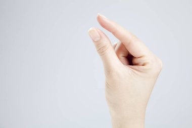 Beyaz arka planda el hareketi yapan kadınların yakın çekimi. 